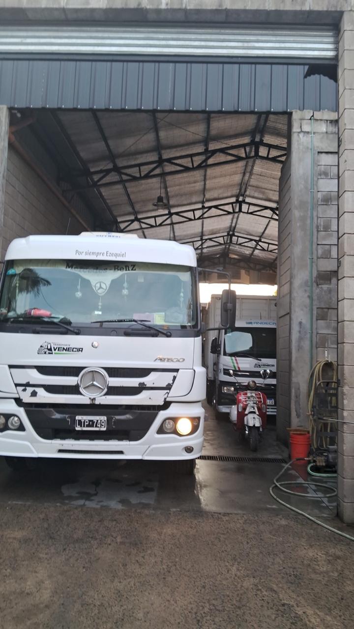 Unidades en el portón del depósito