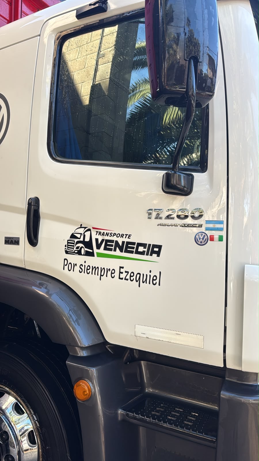 Puerta de un camión con el logo de Transporte Venecia y la leyenda Por siempre Ezequiel