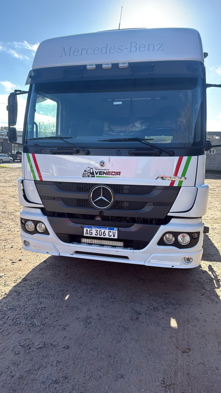Frente de Mercedes-Benz Atego al sol