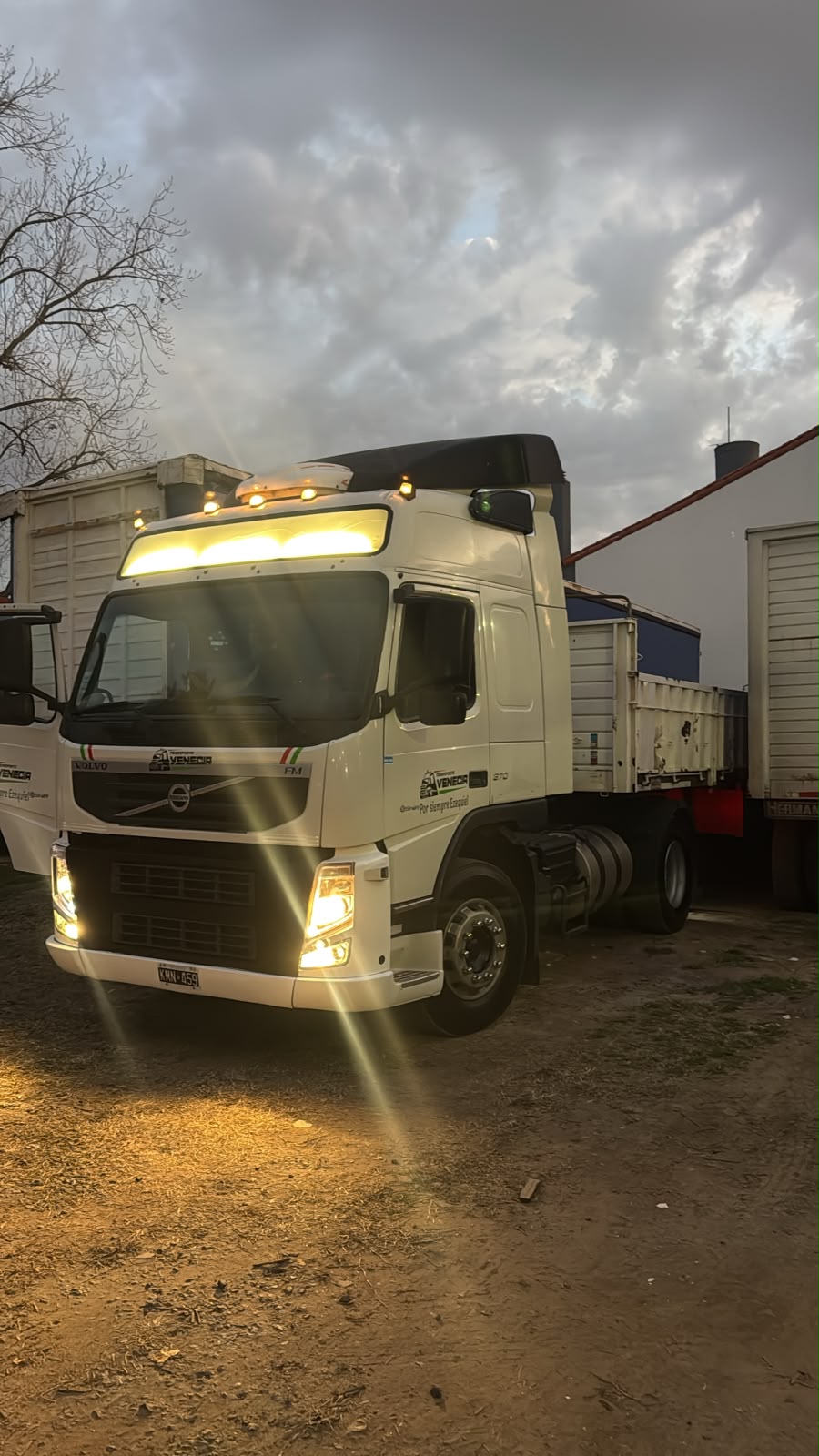 Tractor Volvo FM con las luces encendidas