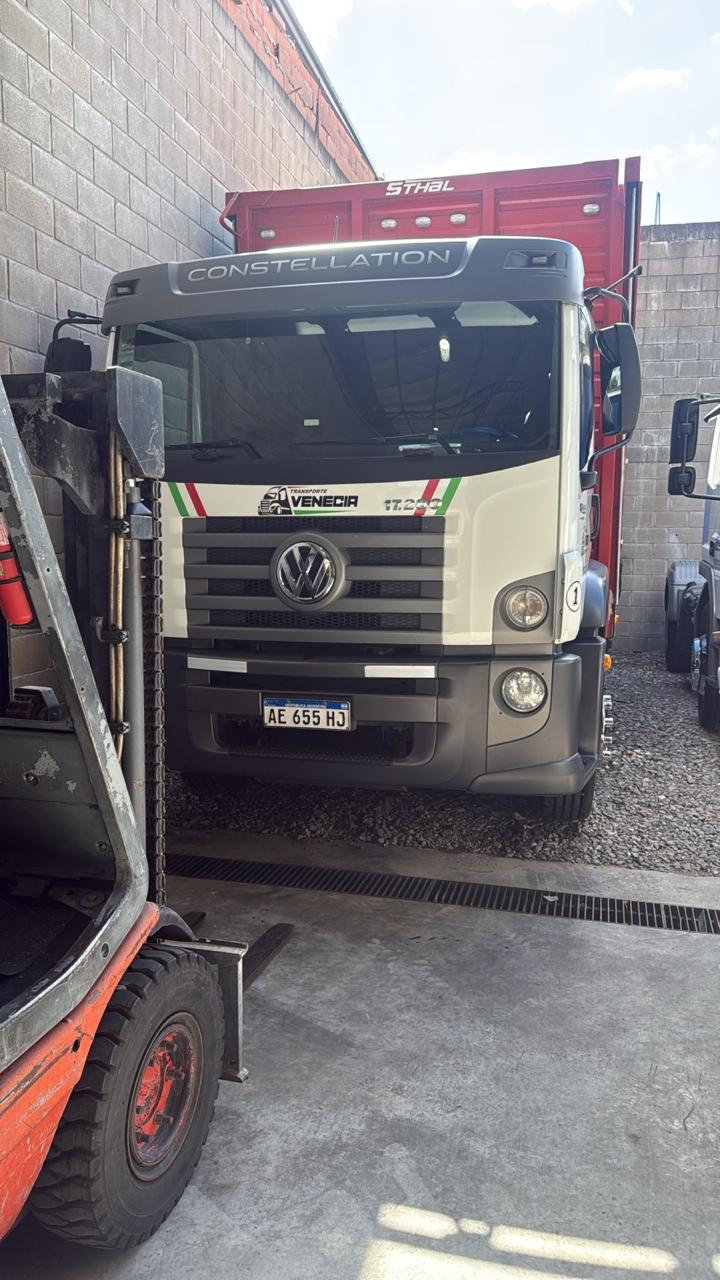 VW Constellation en el depósito con autoelevador